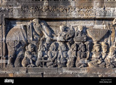  Borobudur Relief:  A Stone Chronicle Unveiling Divine Harmony and Intricate Storytelling!