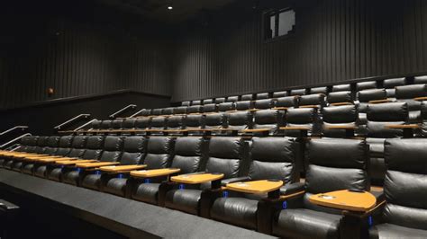 大阪ステーションシネマ: 映画館の未来は駅の中にあるのか？